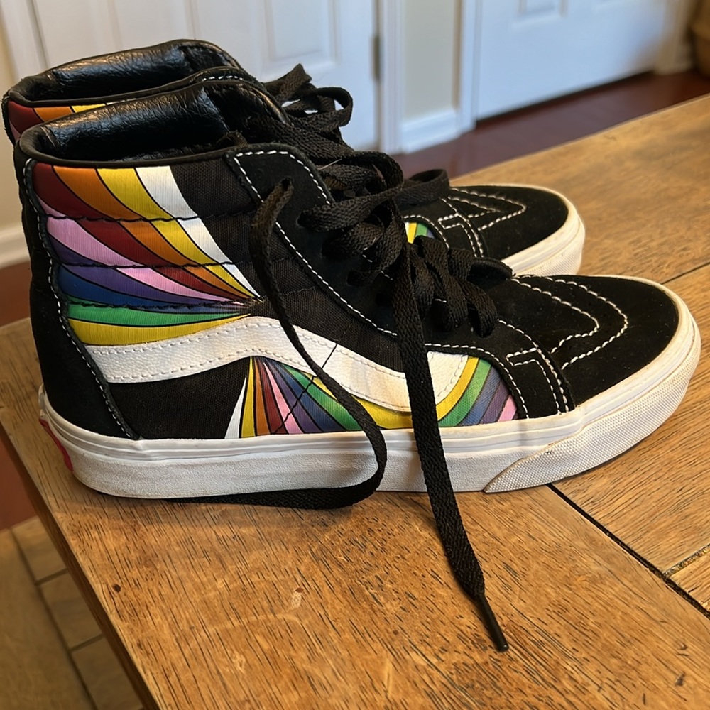 Women’s Unisex  Suede Rainbow Hightop Shoes Size US Women’s 5.5 and Men’s 4.0